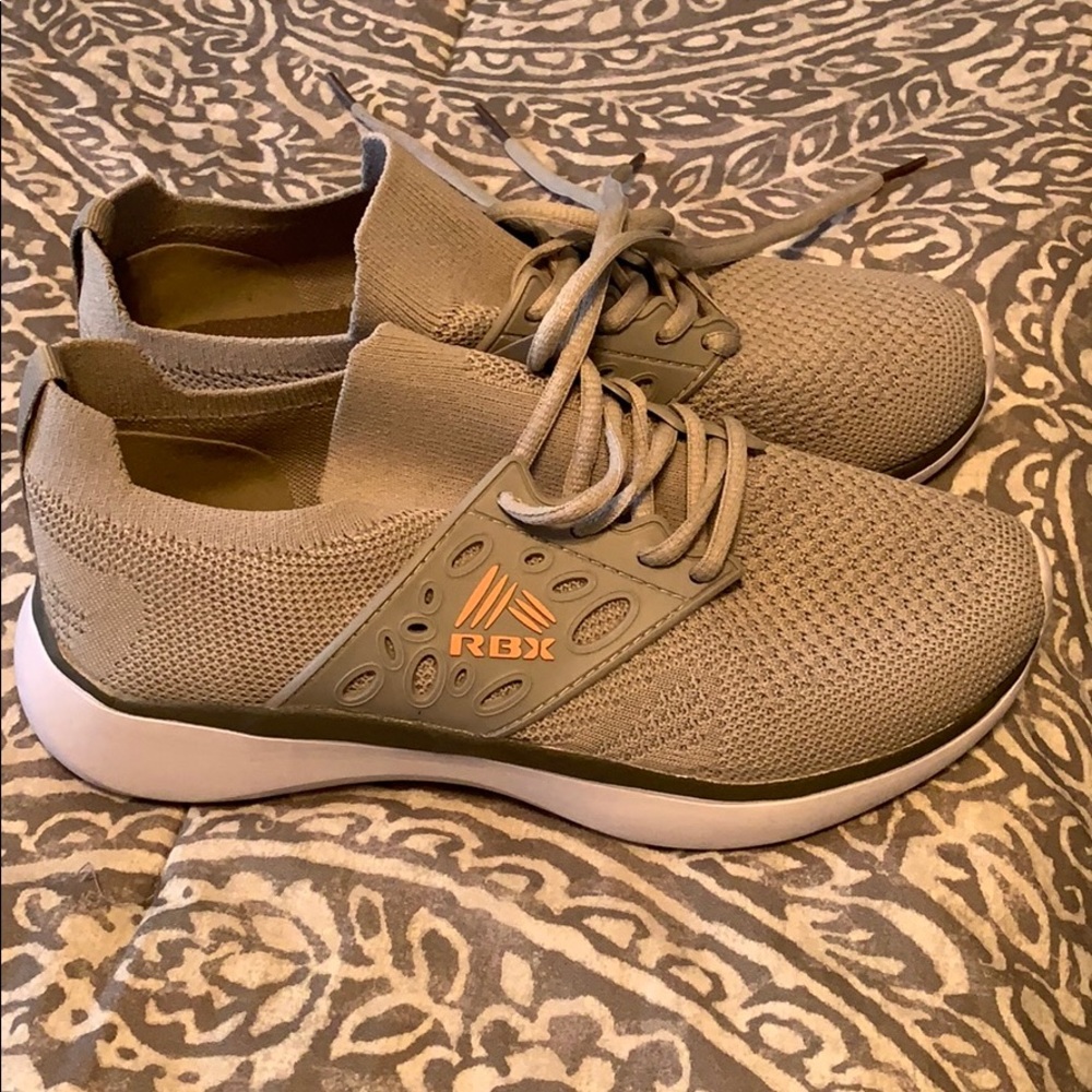 NWOT Reebok  women tennis shoes
